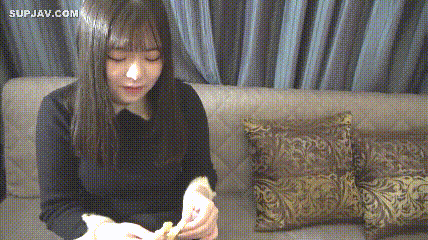 清纯大奶美眉吃鸡啪啪 婴儿肥爱吃零食 白虎鲍鱼又肥又嫩 淫水超多 被连续中出两次