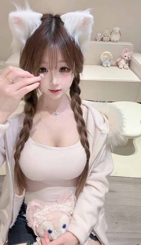 抖音 小点炘 巨乳小蛮腰美女 露点 扣B自慰 掰开B特写 揉胸