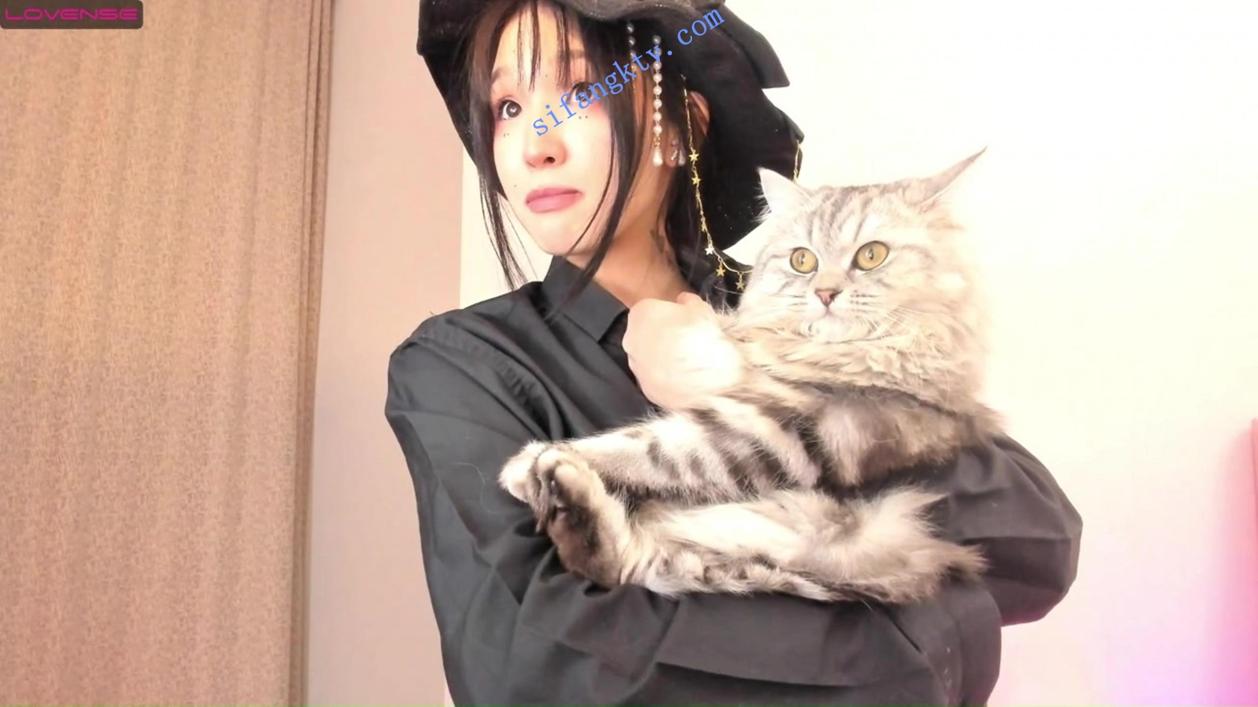 CB站【AisNeon】魔鬼身材，超漂亮的女神震动器+假鸡吧自慰【15V】